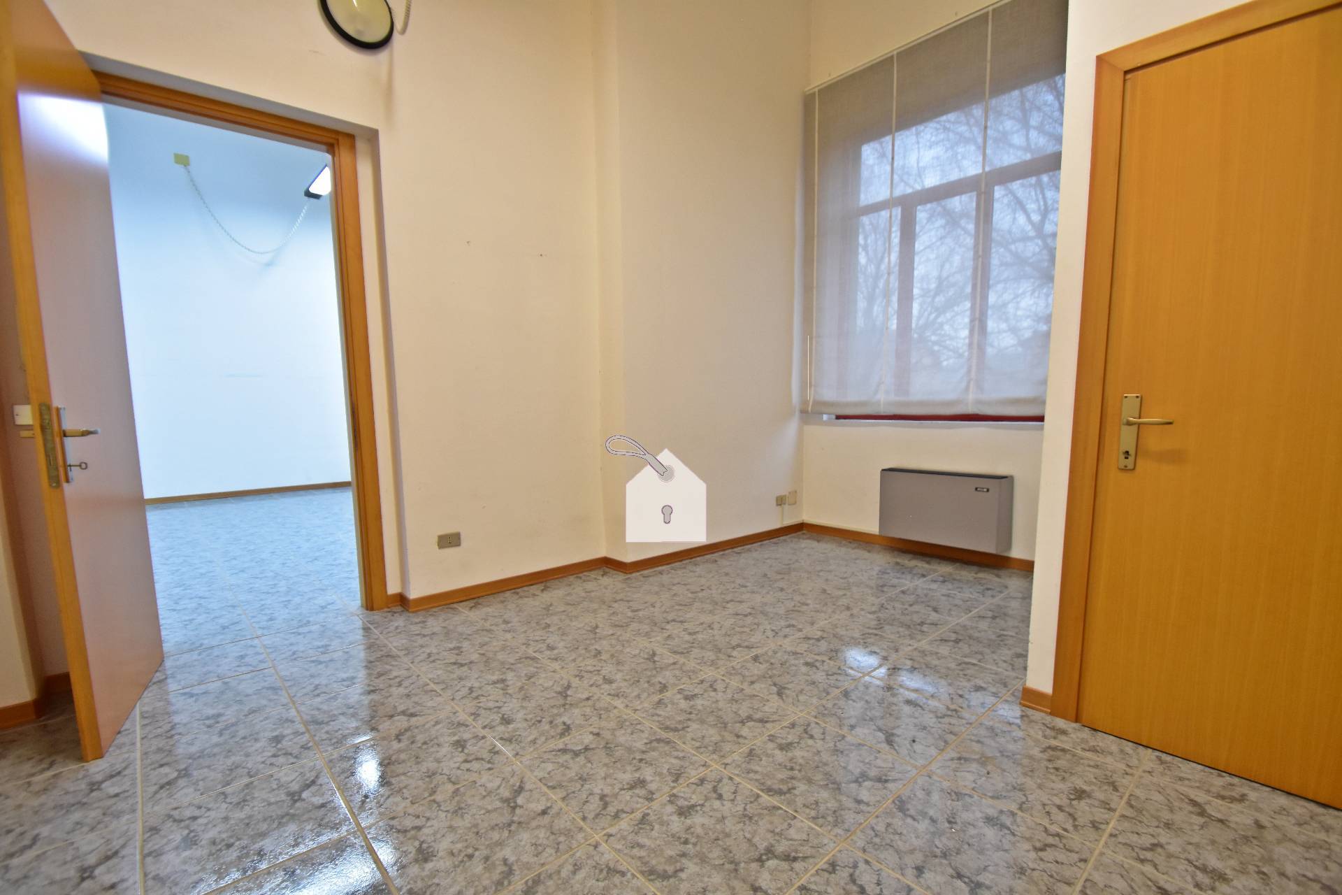 Locale commerciale in vendita a Macerata, Sforzacosta