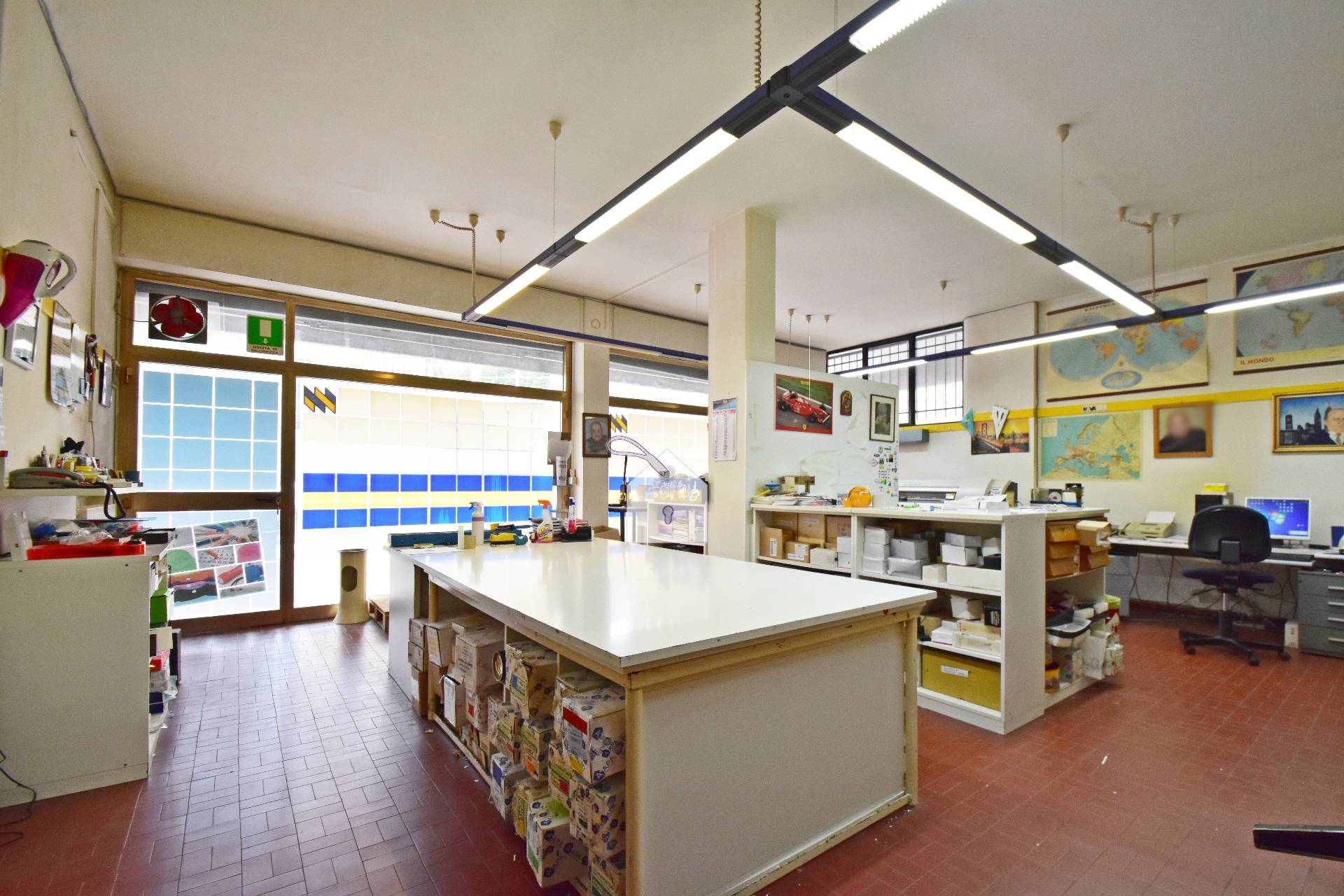 Locale commerciale in vendita a Macerata, Semicentrale