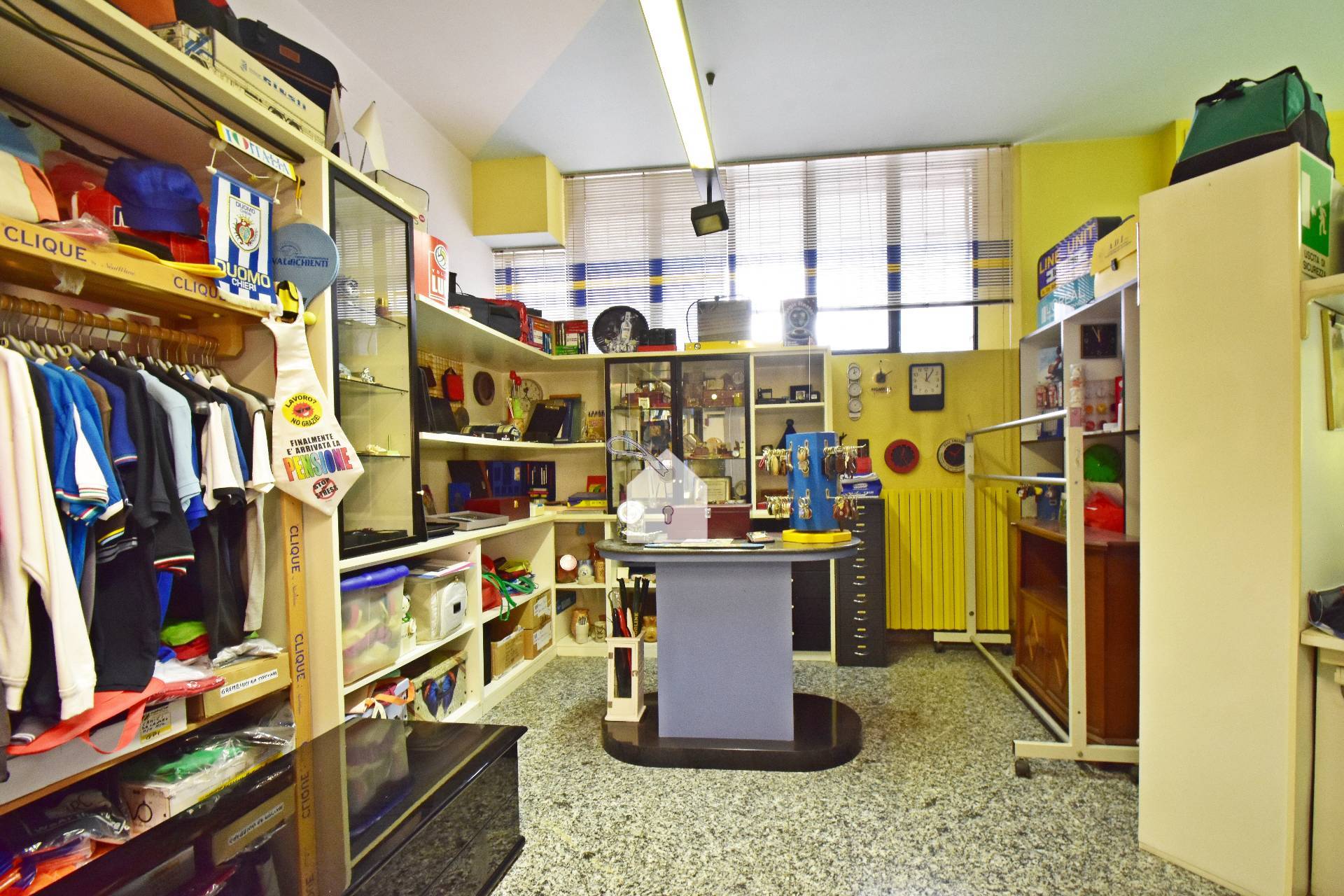 Locale commerciale in vendita a Macerata, Semicentrale