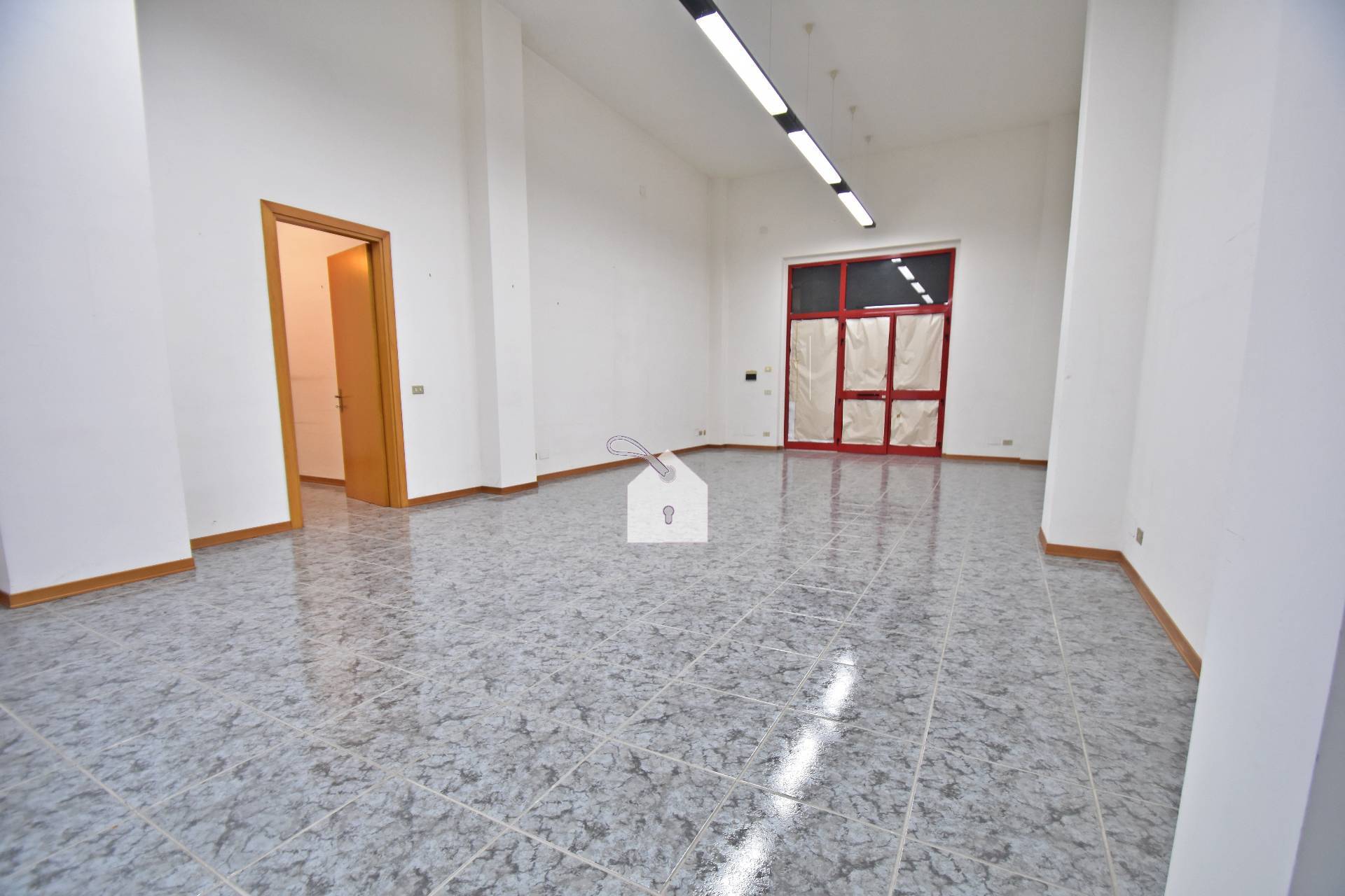 Locale commerciale in vendita a Macerata, Sforzacosta