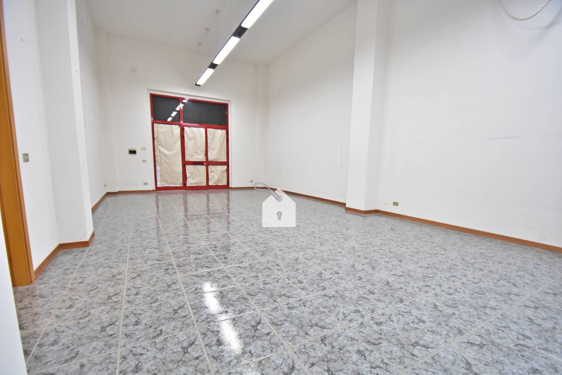 Locale commerciale in vendita a Macerata, Sforzacosta