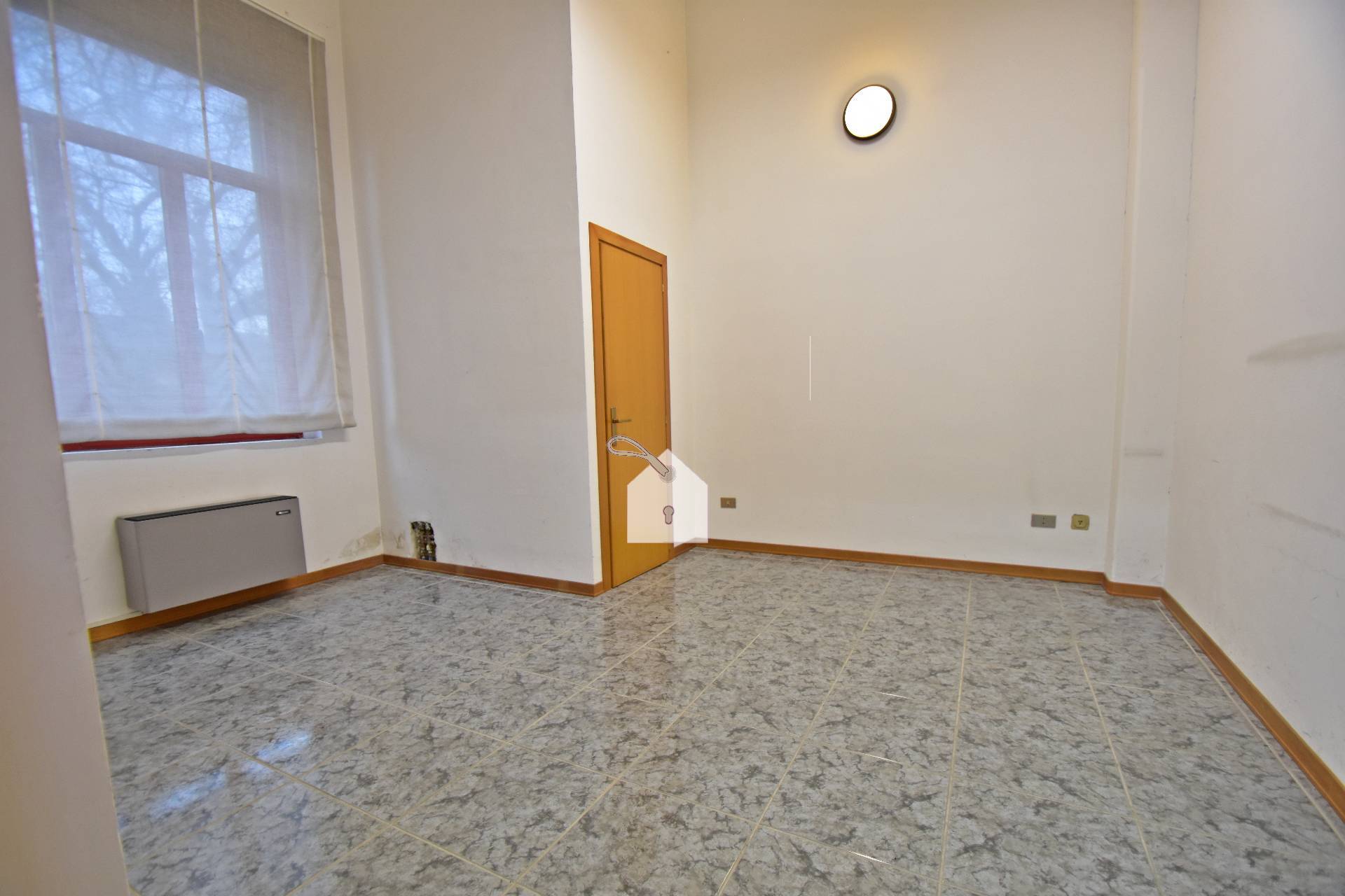 Locale commerciale in vendita a Macerata, Sforzacosta