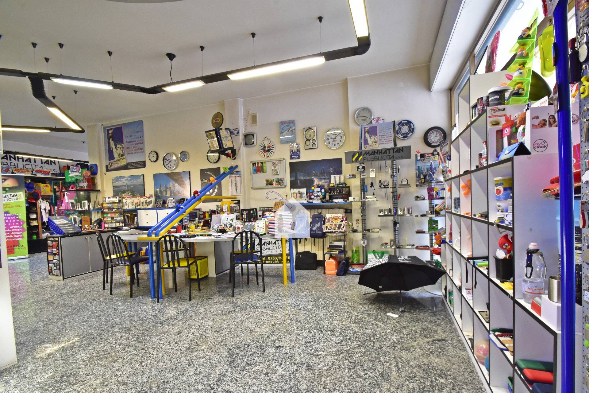 Locale commerciale in vendita a Macerata, Semicentrale