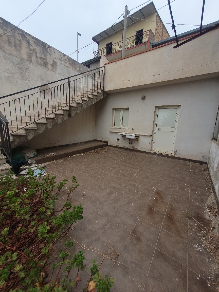 Trilocale da ristrutturare in trizzino, Reggio Calabria