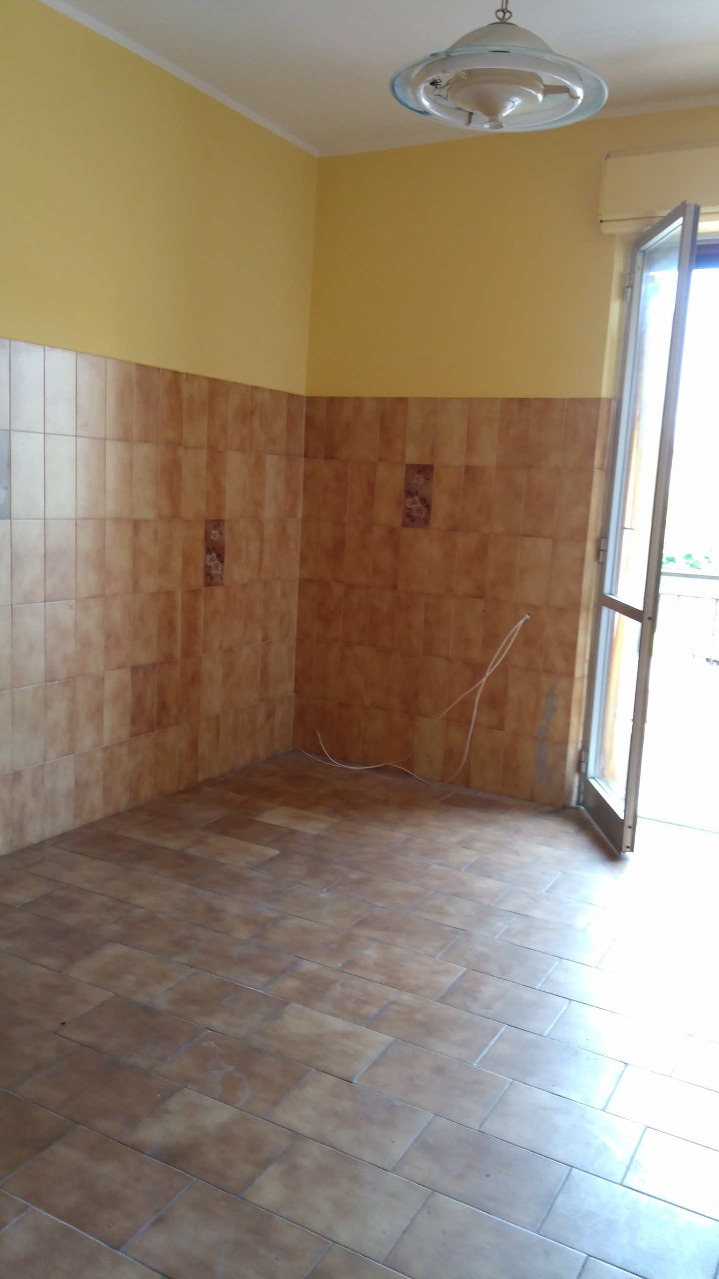 Bilocale da ristrutturare in via del tordo 14, Reggio Calabria