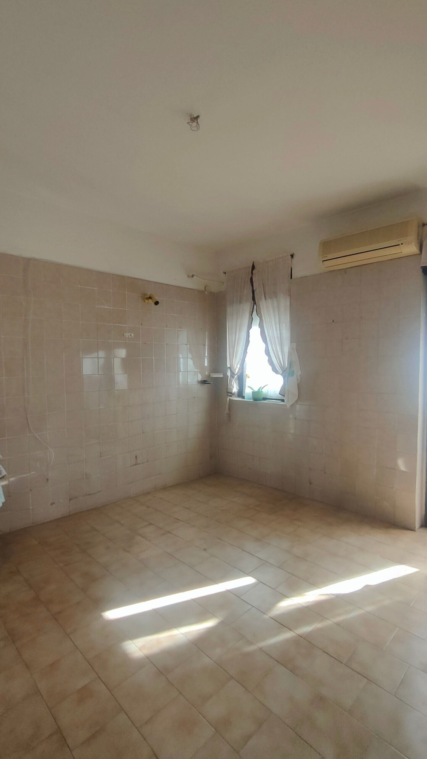 Quadrilocale da ristrutturare in via arghill� sud, Reggio Calabria