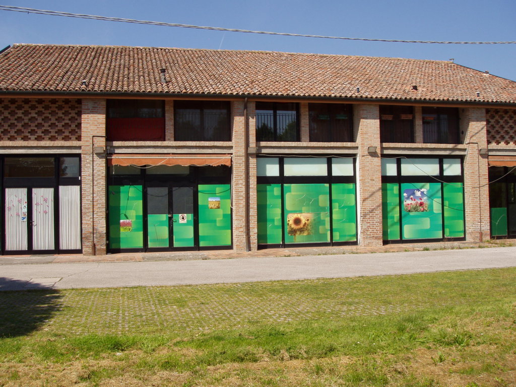 Locale commerciale in affitto a Ferrara, Casaglia