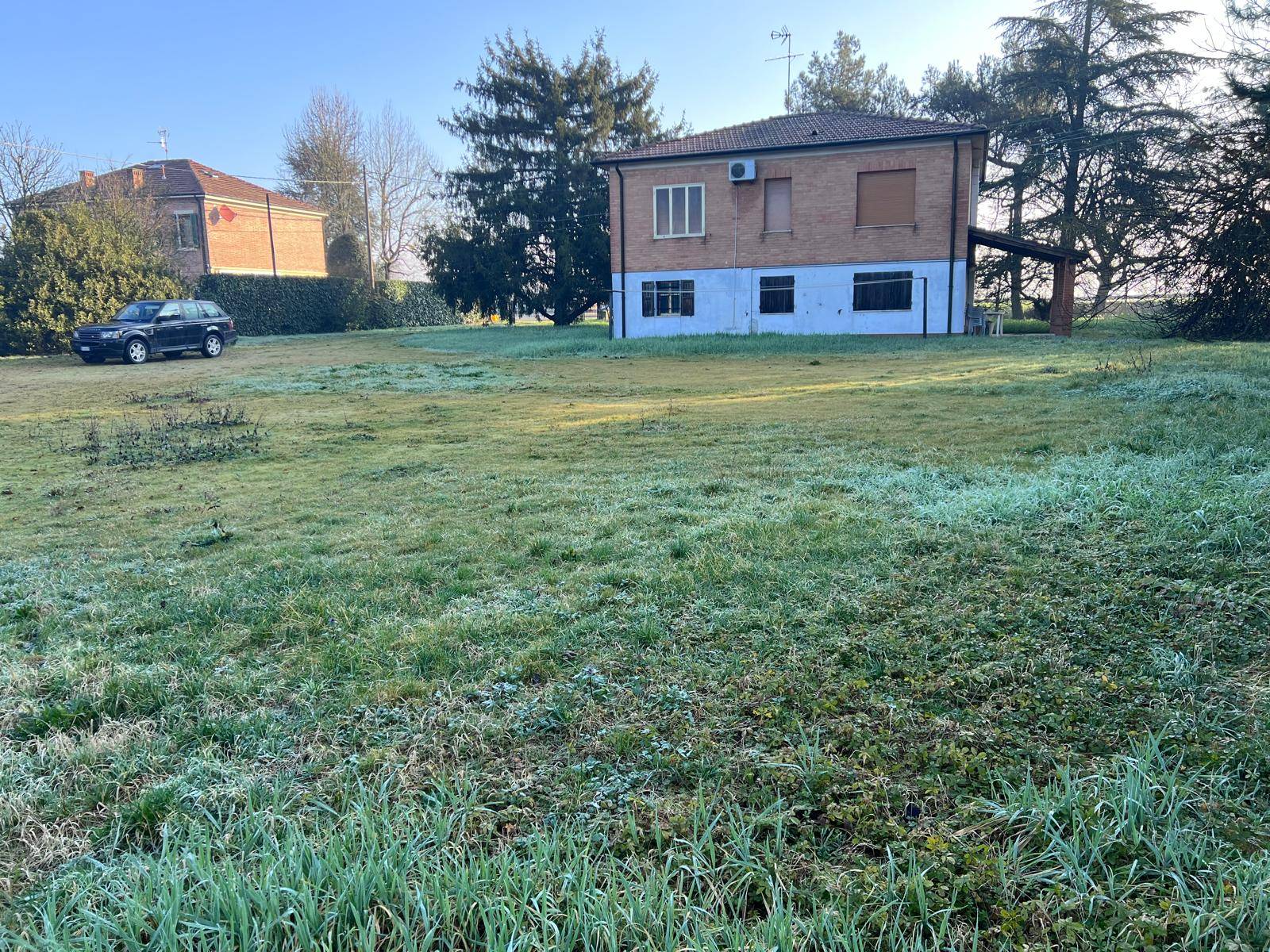 villa singola con parco in vendita a Ferrara, via ravenna