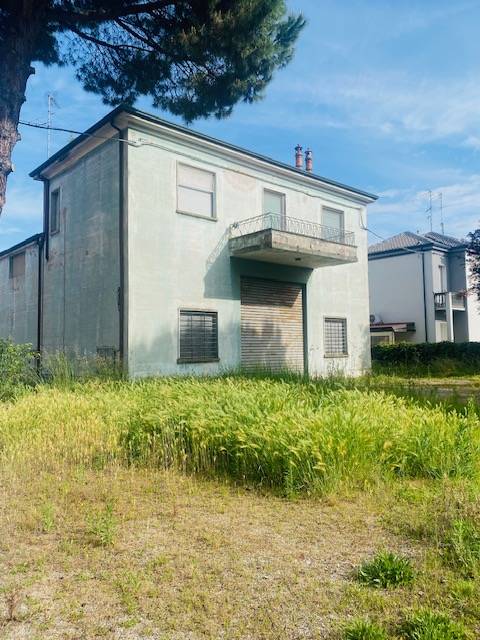 complesso immobiliare commerciale e deposito + 2 appartamenti in vendita a Ferrara, San Martino