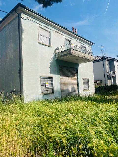 complesso immobiliare commerciale e deposito + 2 appartamenti in vendita a Ferrara, San Martino
