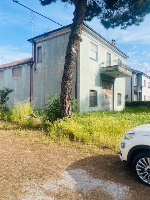 complesso immobiliare commerciale e deposito + 2 appartamenti in vendita a Ferrara, San Martino