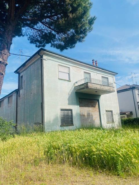 complesso immobiliare commerciale e deposito + 2 appartamenti in vendita a Ferrara, San Martino