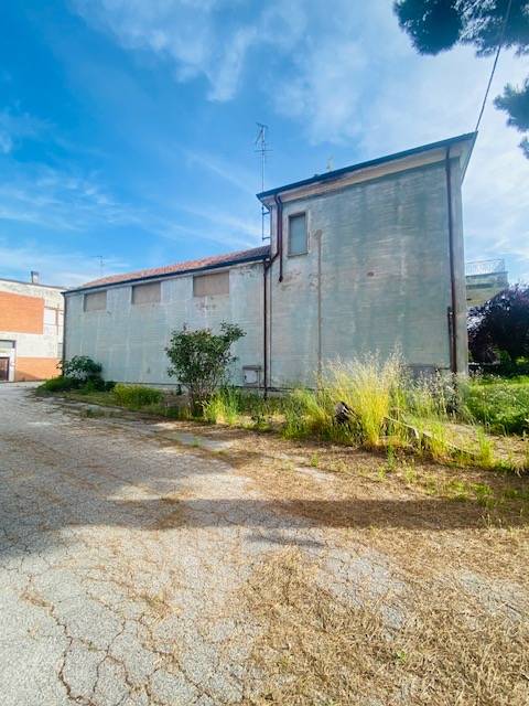 complesso immobiliare commerciale e deposito + 2 appartamenti in vendita a Ferrara, San Martino