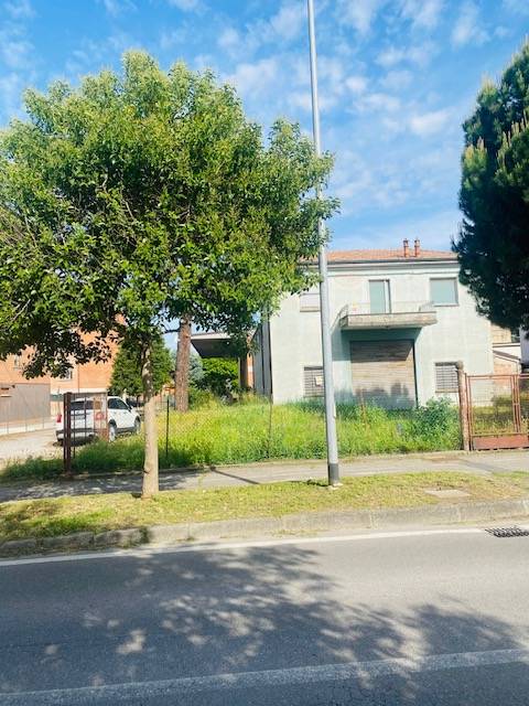 complesso immobiliare commerciale e deposito + 2 appartamenti in vendita a Ferrara, San Martino