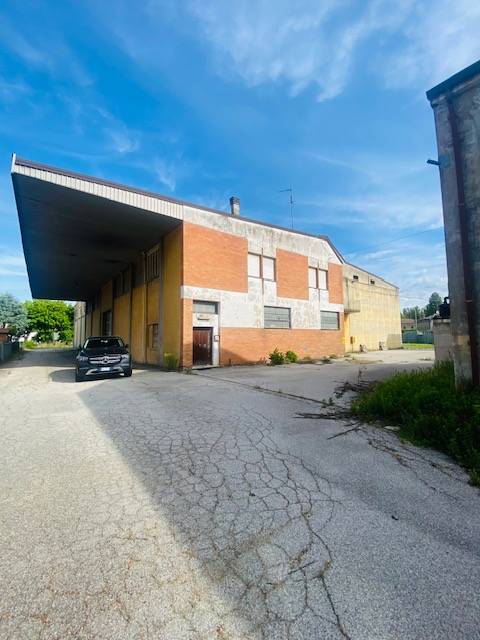 complesso immobiliare commerciale e deposito + 2 appartamenti in vendita a Ferrara, San Martino