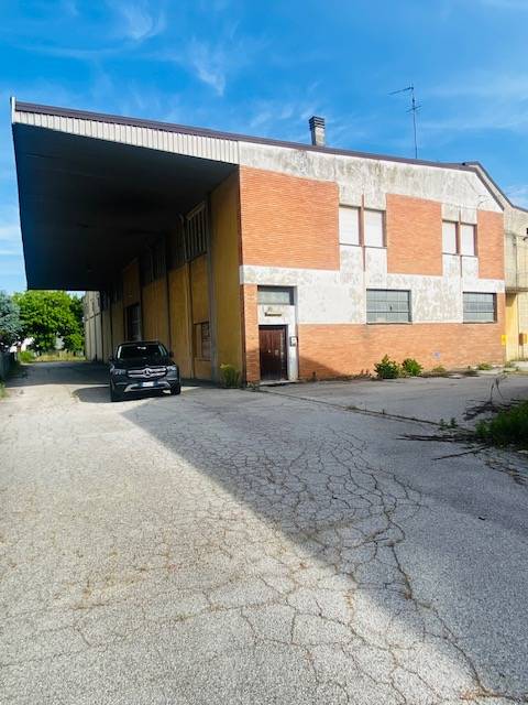 complesso immobiliare commerciale e deposito + 2 appartamenti in vendita a Ferrara, San Martino