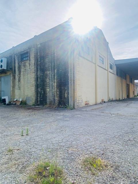 complesso immobiliare commerciale e deposito + 2 appartamenti in vendita a Ferrara, San Martino