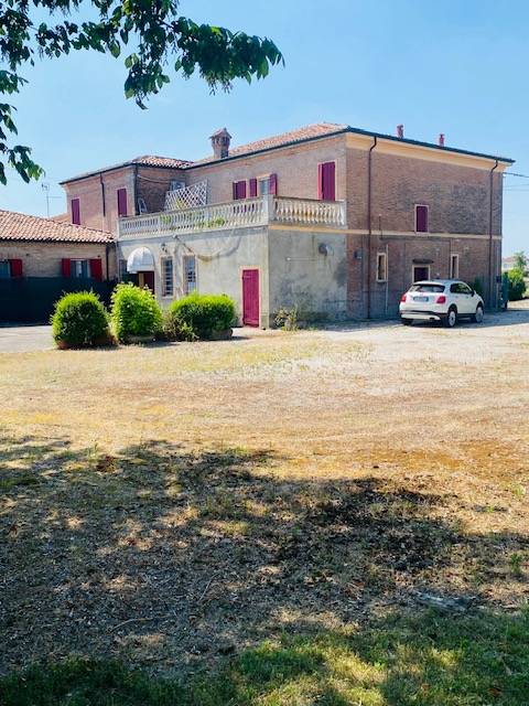 casa con 2 appartamenti garage e giardino- in vendita a Ferrara, Boara