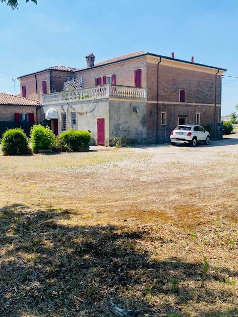 casa con 2 appartamenti garage e giardino- in vendita a Ferrara, Boara