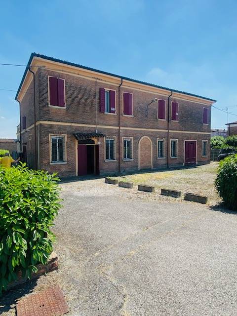 casa con 2 appartamenti garage e giardino- in vendita a Ferrara, Boara