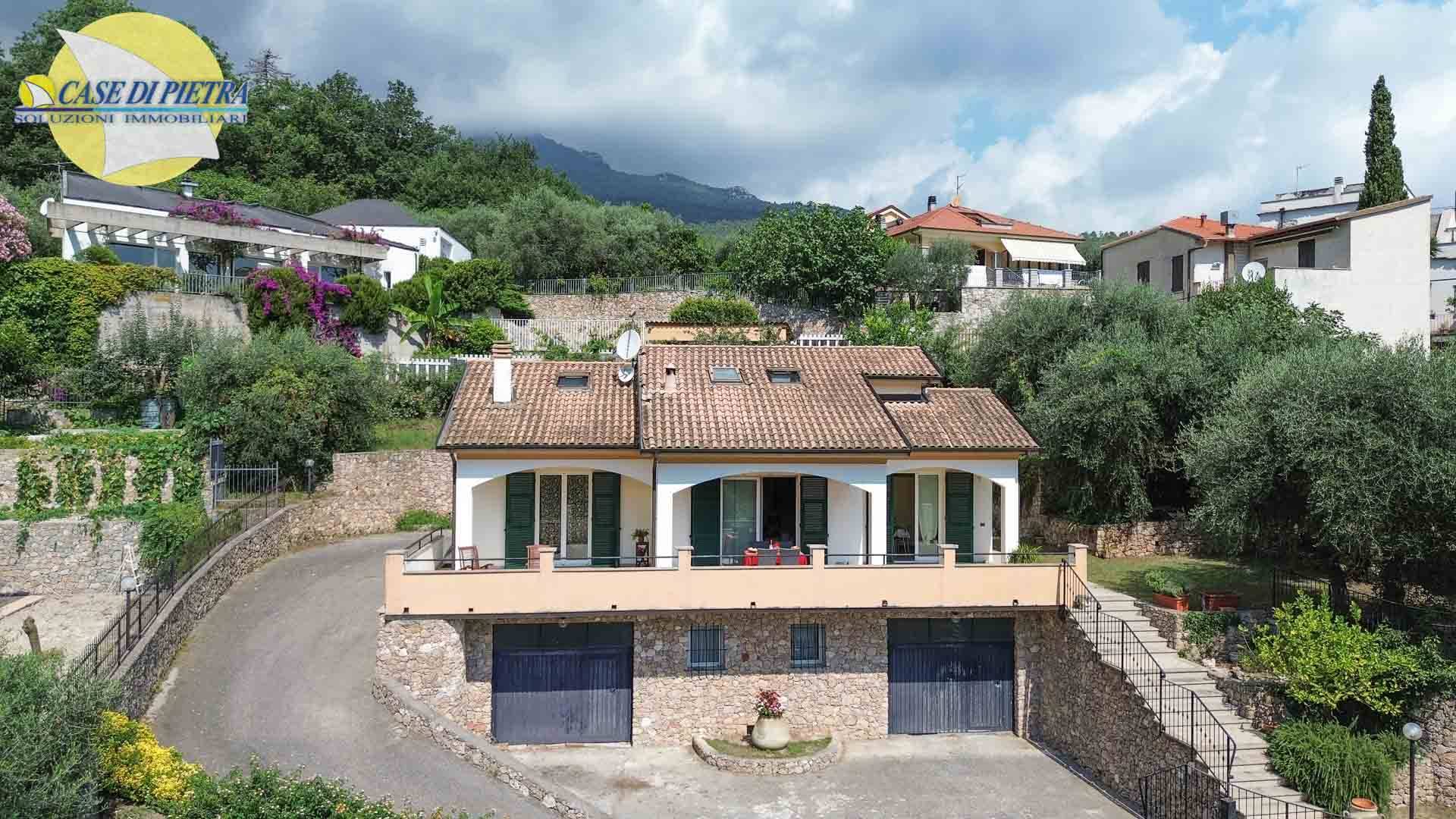 Villa con terrazzo a Giustenice