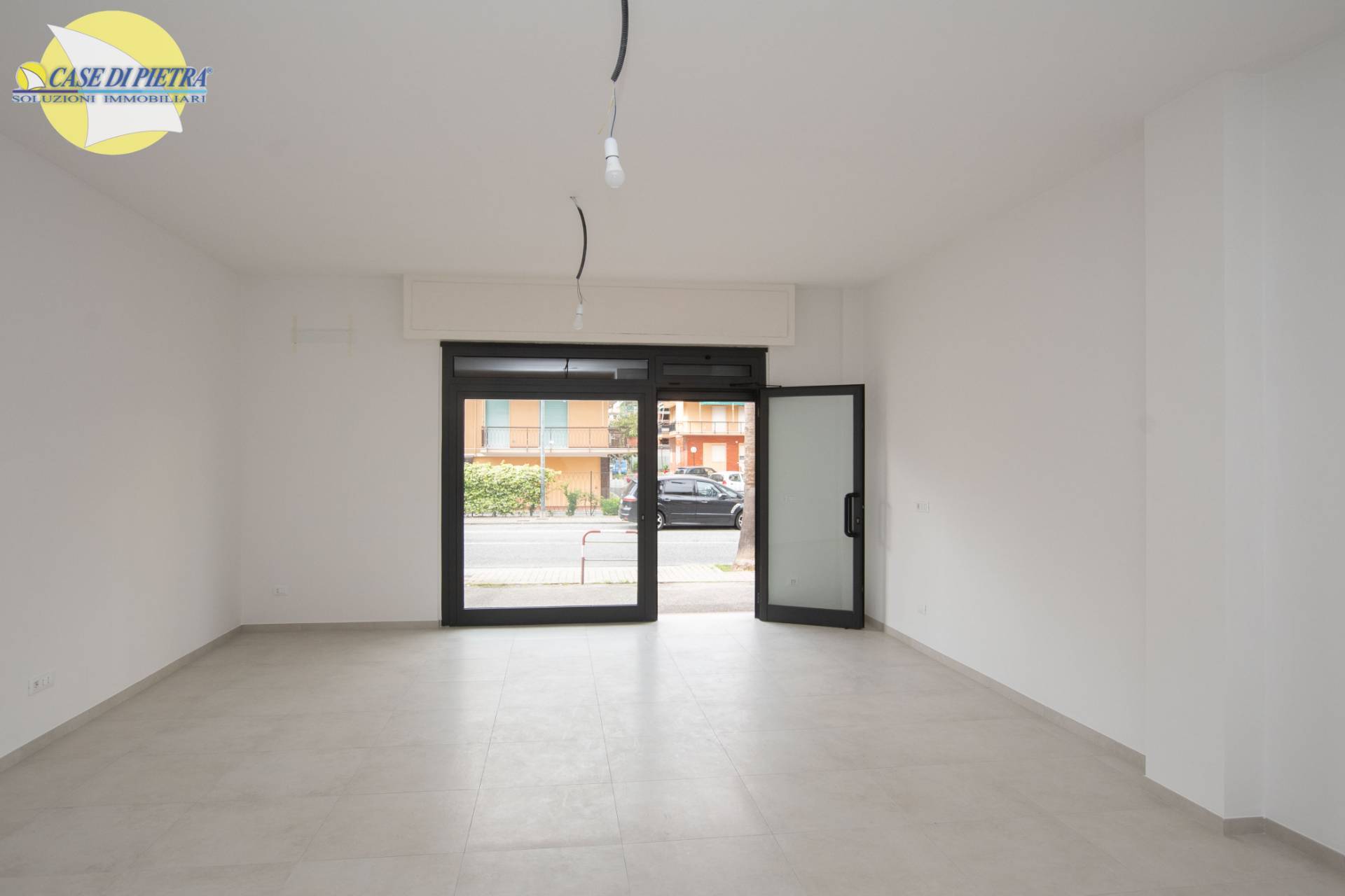 Locale commerciale in vendita a Pietra Ligure