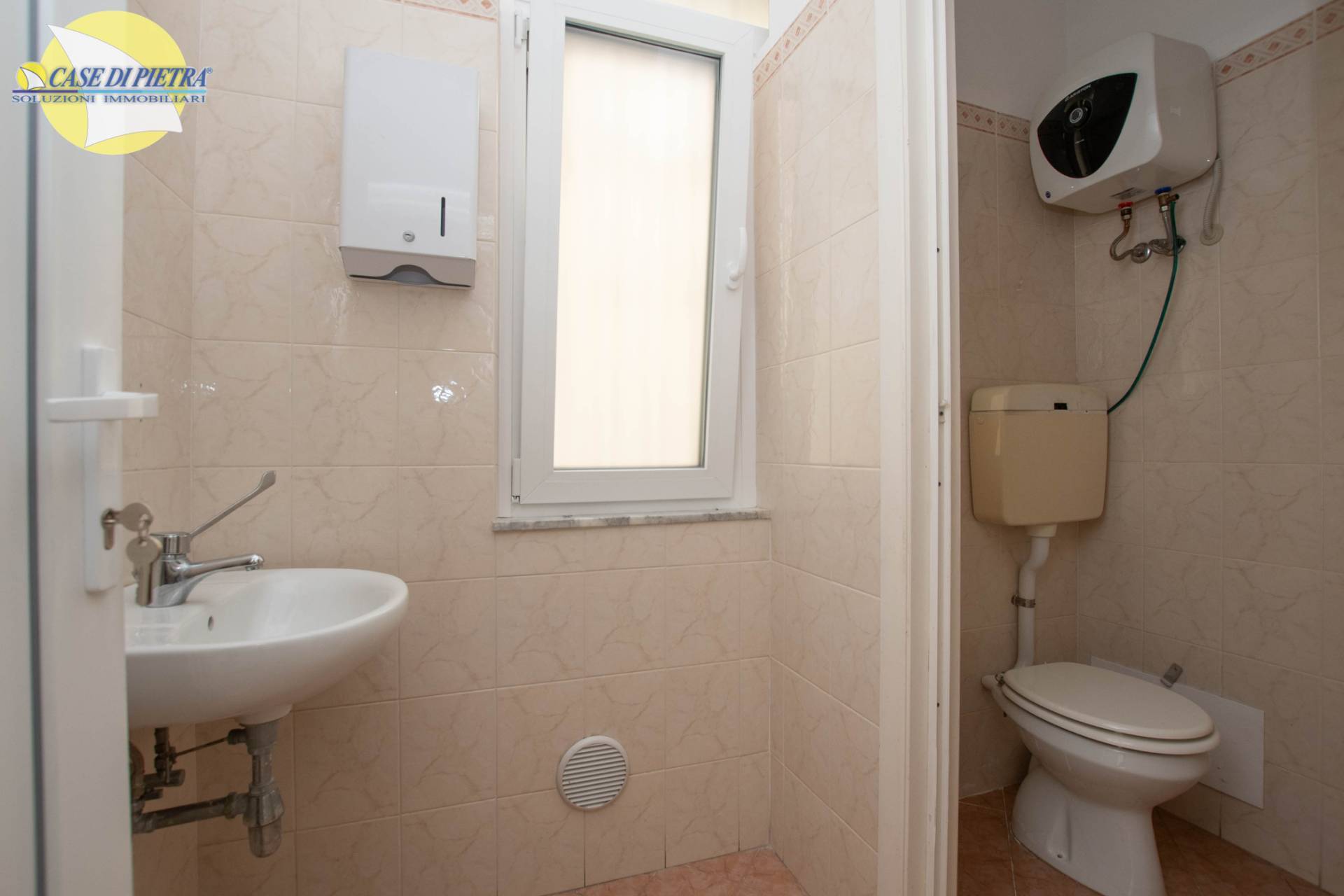 Locale commerciale in vendita a Pietra Ligure