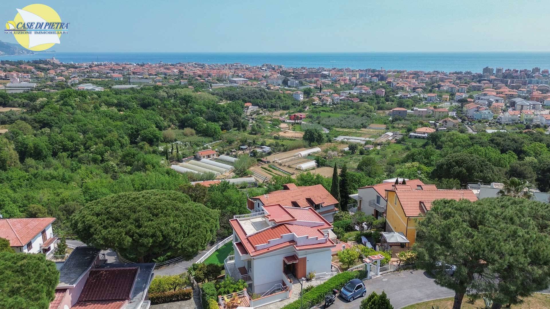 Villa bifamiliare in vendita a Loano