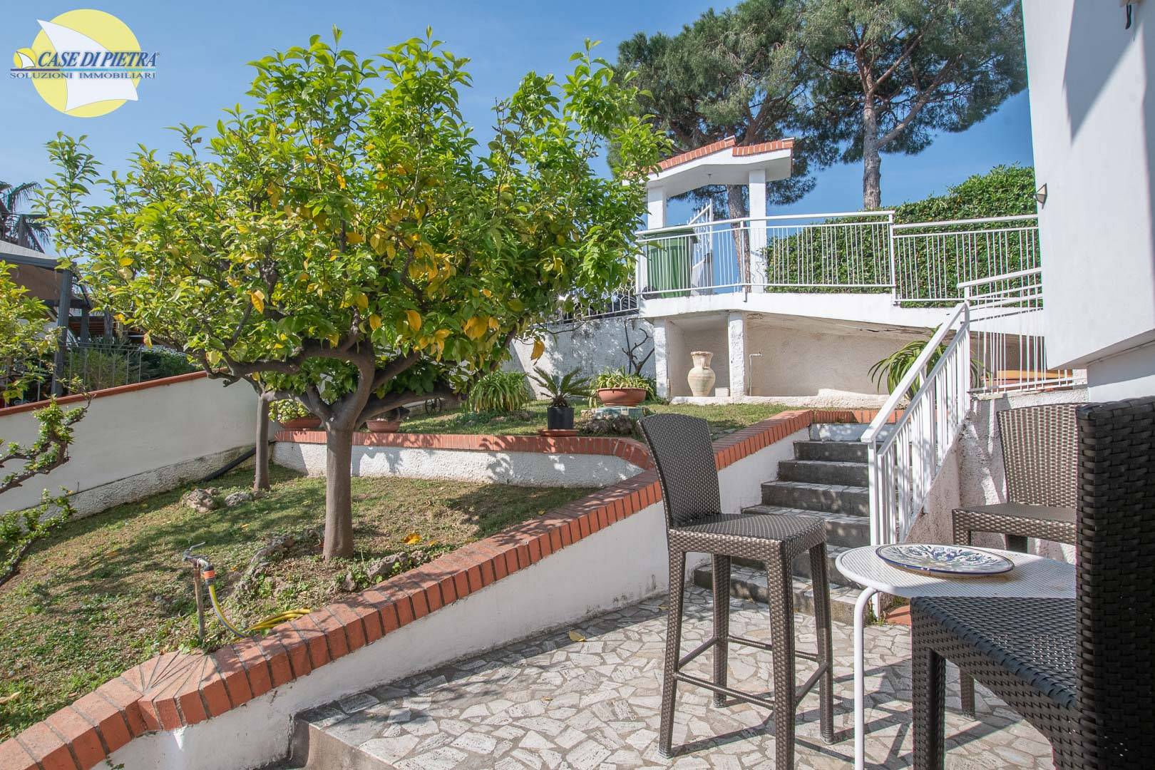 Villa bifamiliare in vendita a Loano