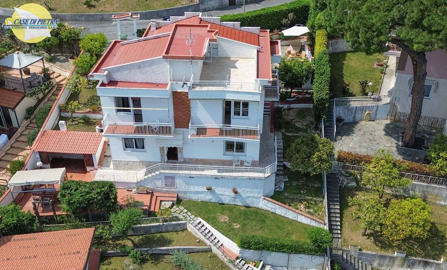 Villa bifamiliare in vendita a Loano