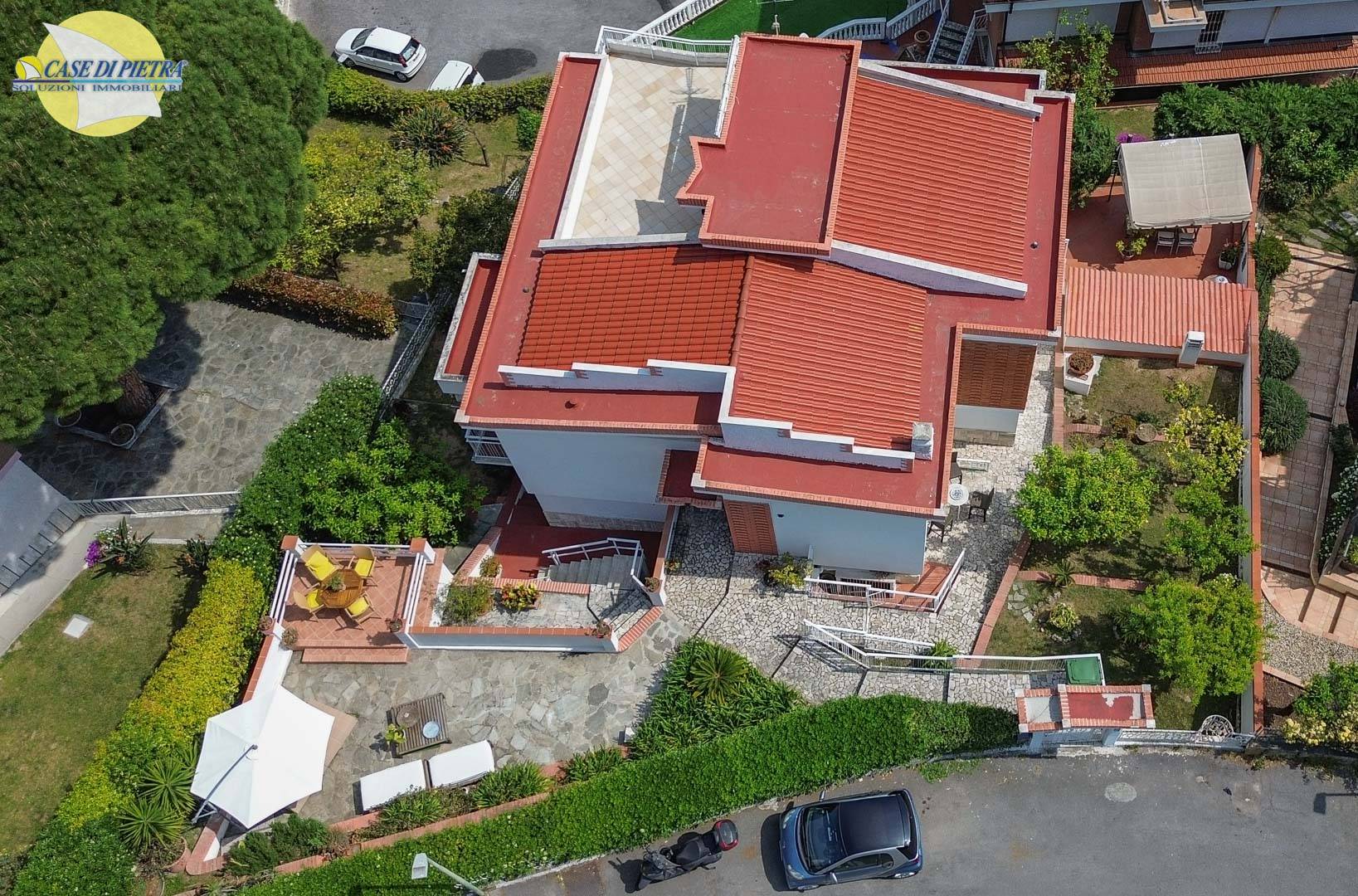 Villa bifamiliare in vendita a Loano