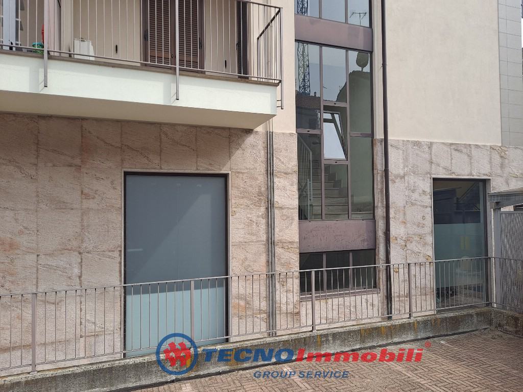 Locale commerciale con box a Settimo Torinese