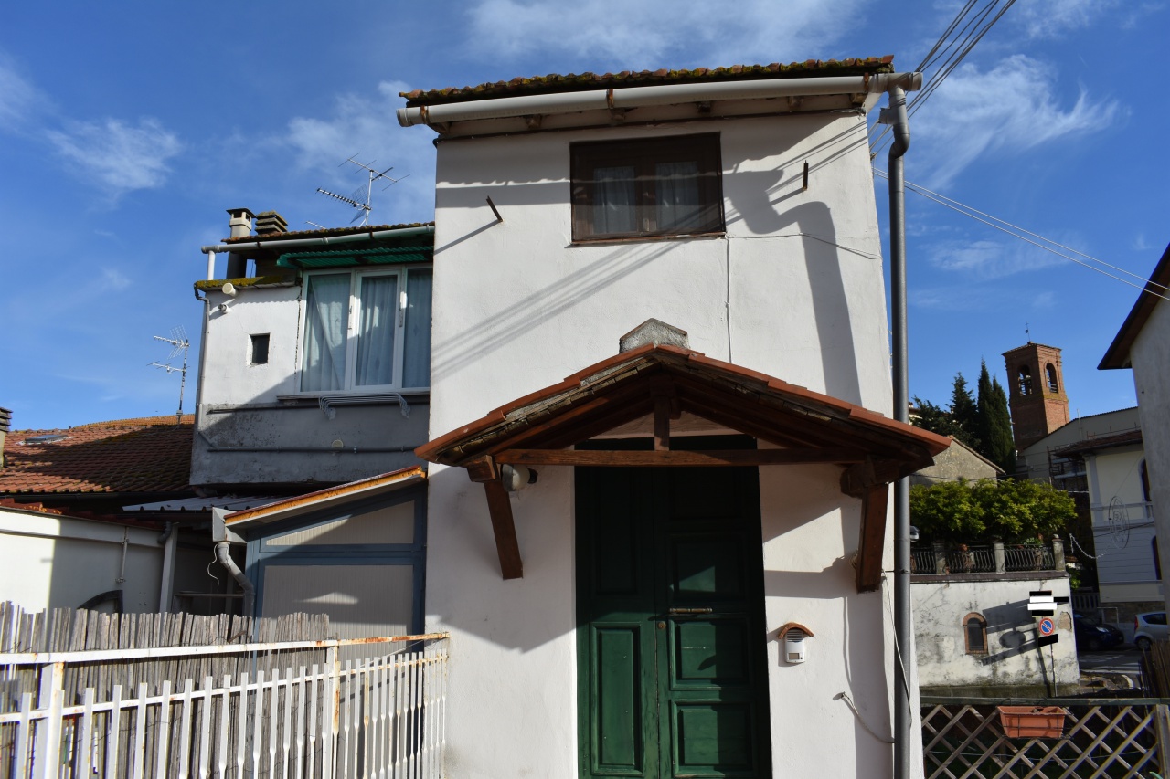 Casa indipendente con terrazzo a Gambassi Terme