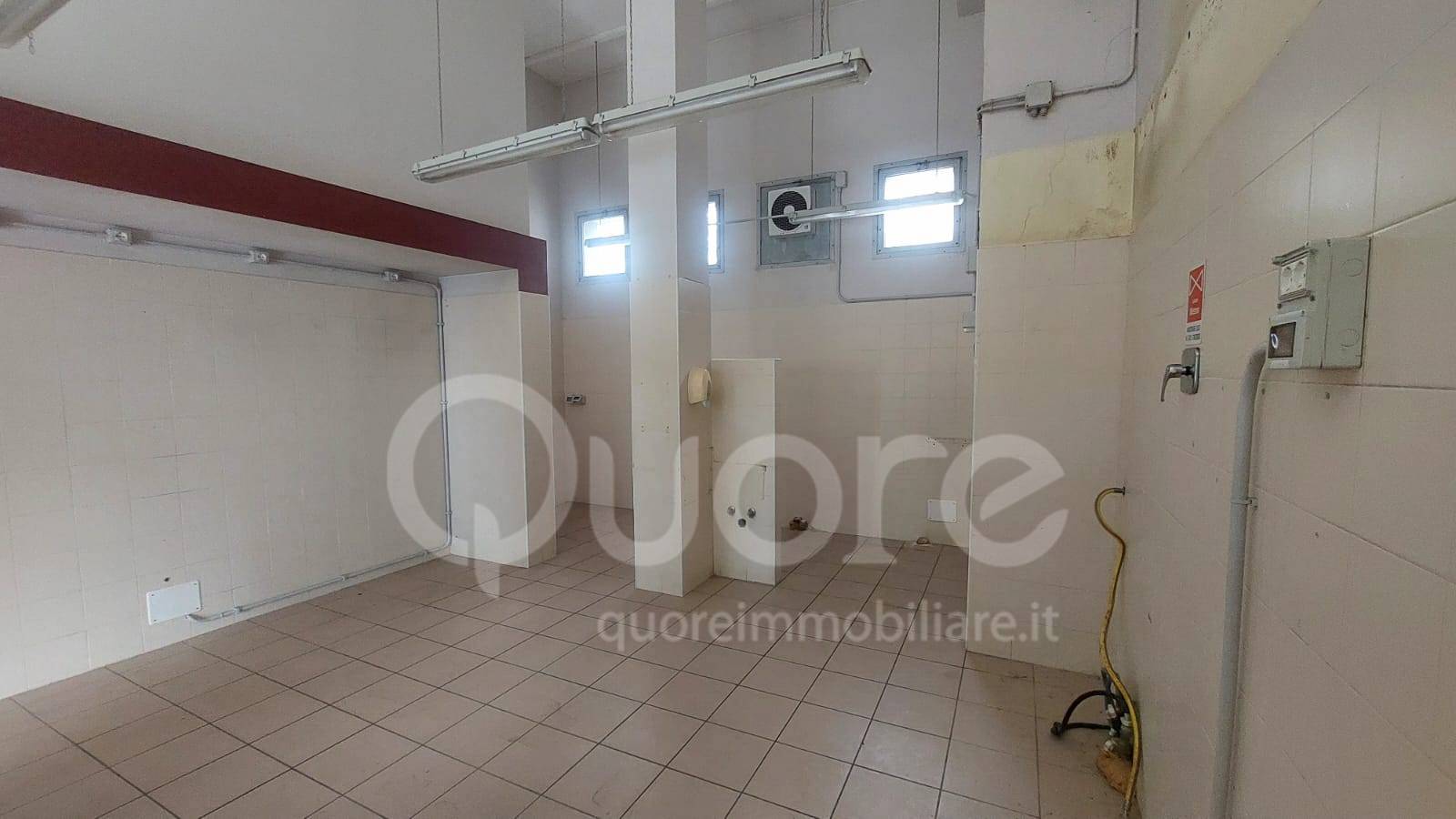 Negozio in vendita a Udine, Semicentro