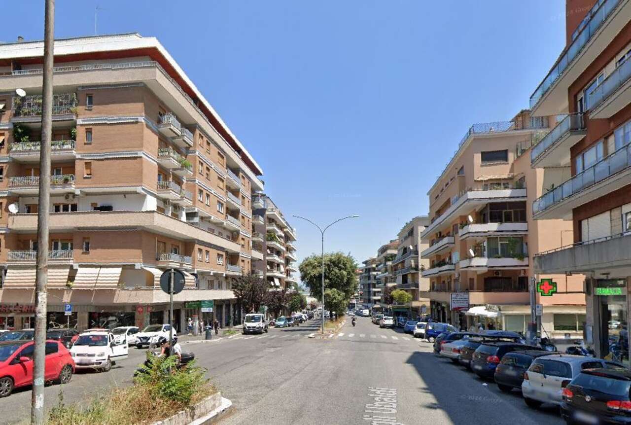 Locale commerciale in vendita in via baldo degli ubaldi, Roma