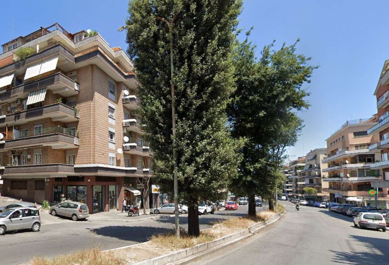 Locale commerciale in vendita in via baldo degli ubaldi, Roma