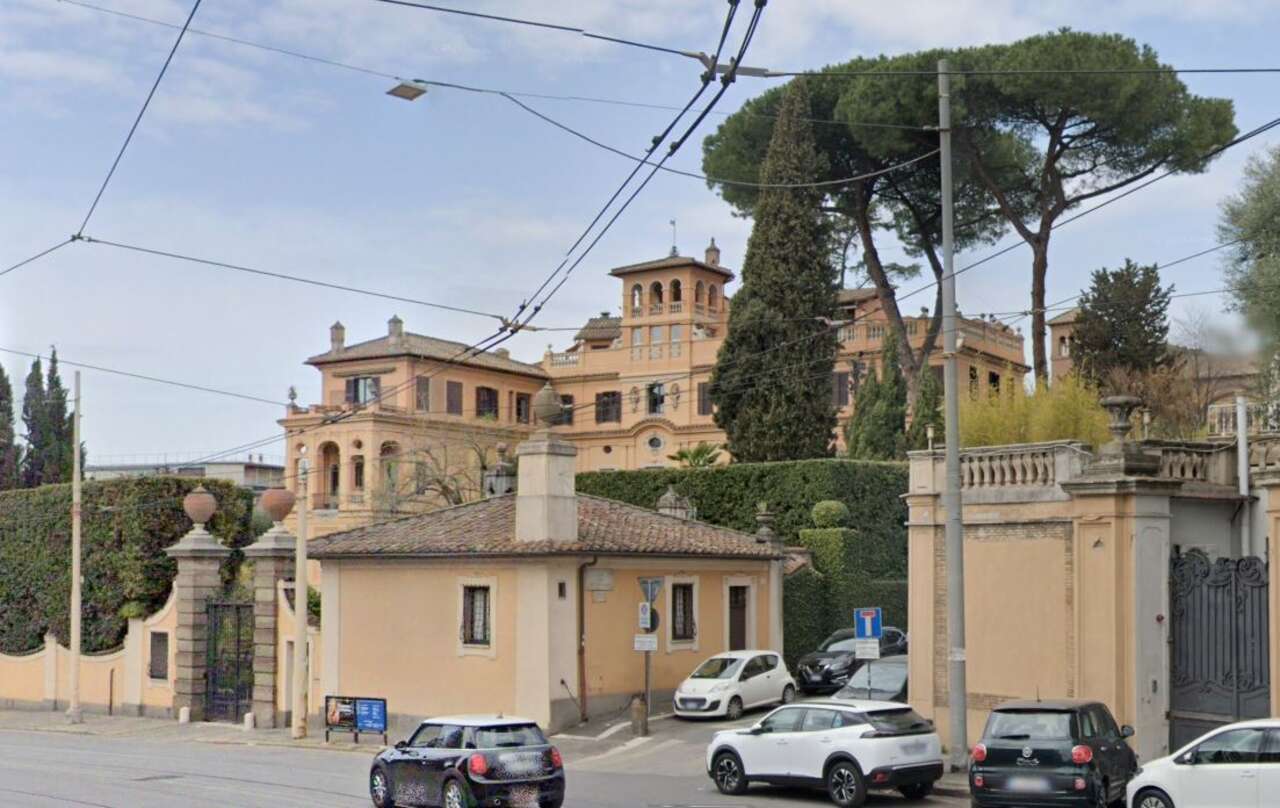 Appartamento con terrazzo in via dei tre orologi, Roma