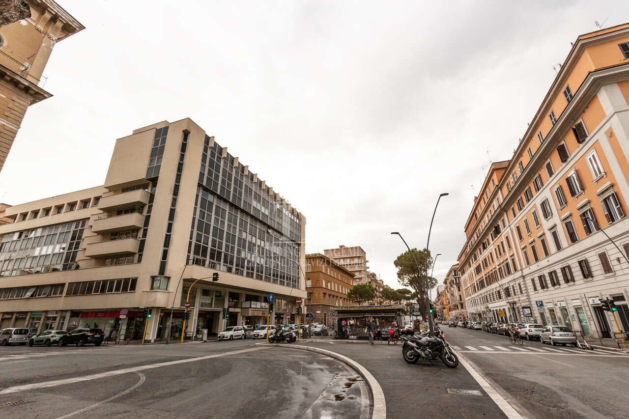 Stabile/Palazzo in vendita in via appia nuova 20, Roma