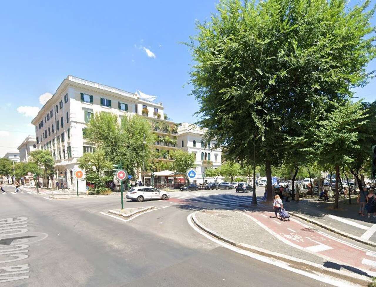 Attico con terrazzo in piazza cola di rienzo, Roma