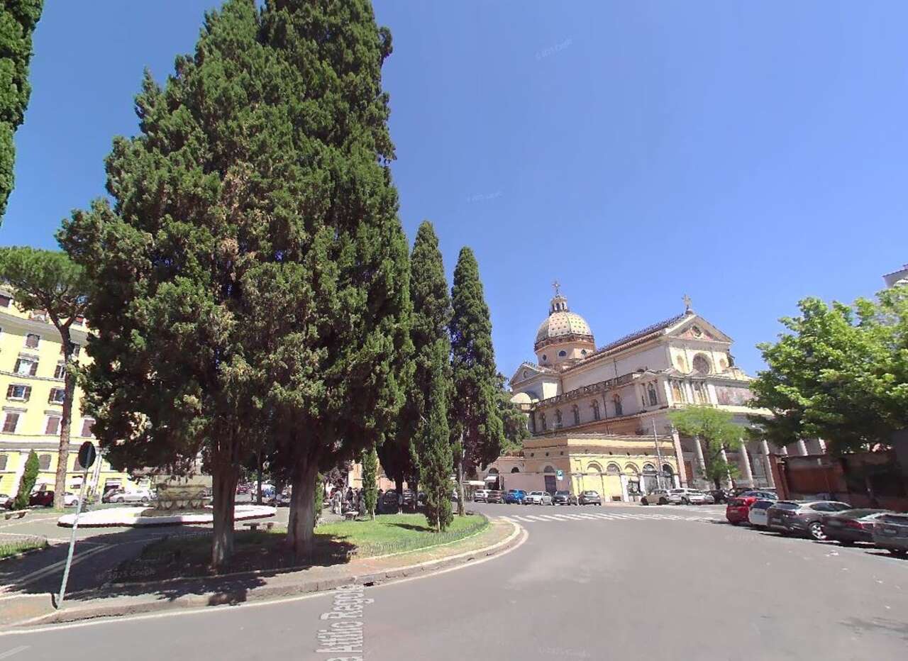 Attico con terrazzo in piazza cola di rienzo, Roma