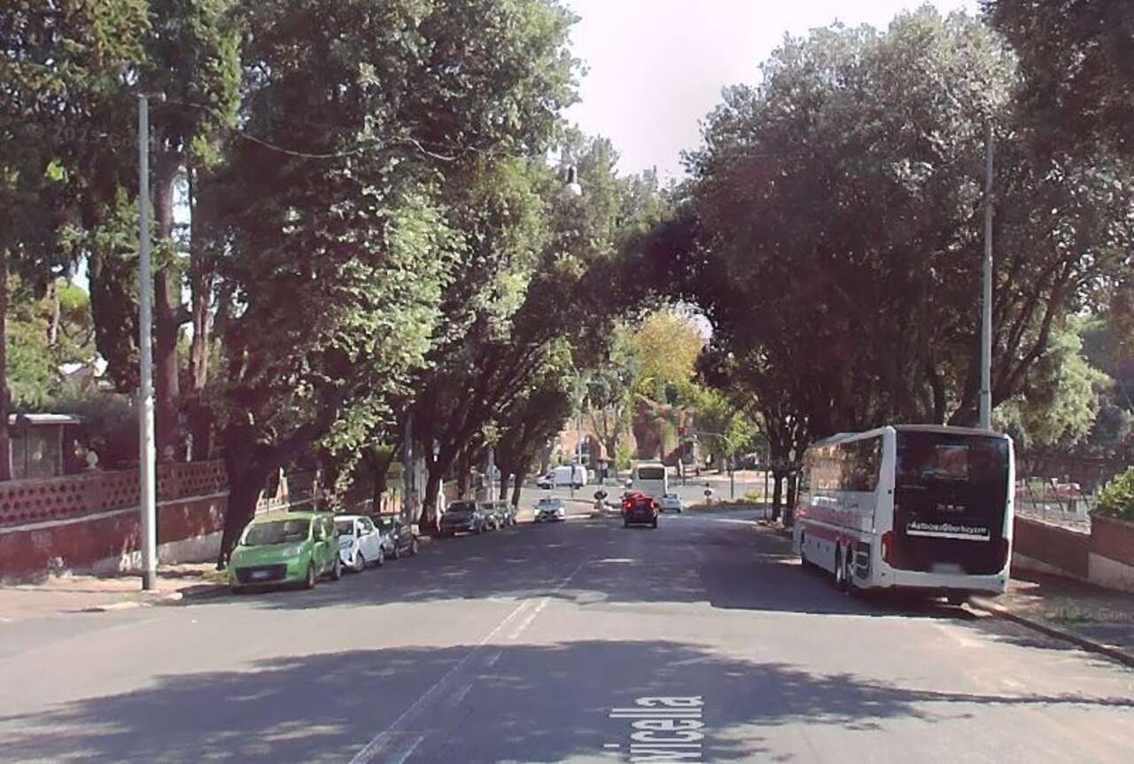 Stabile/Palazzo con giardino in via della navicella, Roma