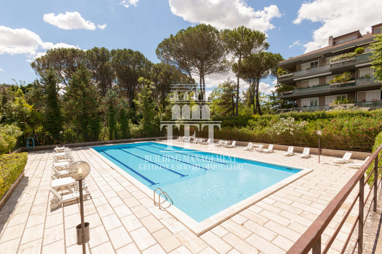 Appartamento con terrazzo in piazza giuochi delfici, Roma