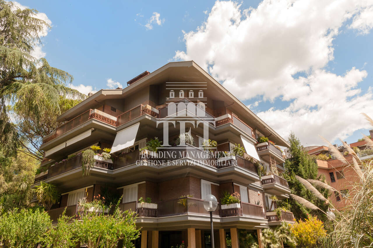 Appartamento con terrazzo in piazza giuochi delfici, Roma