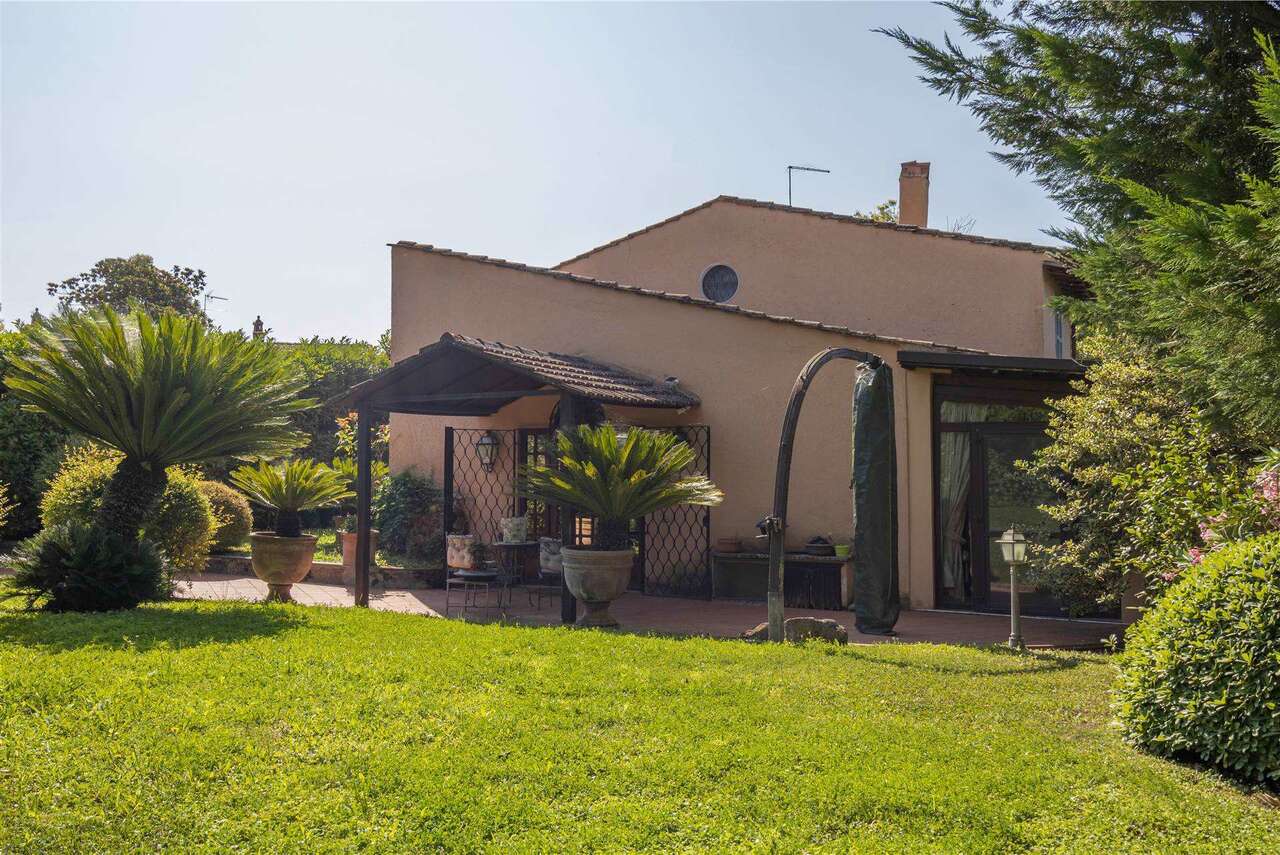 Villa con giardino in via tiberina 4, Capena