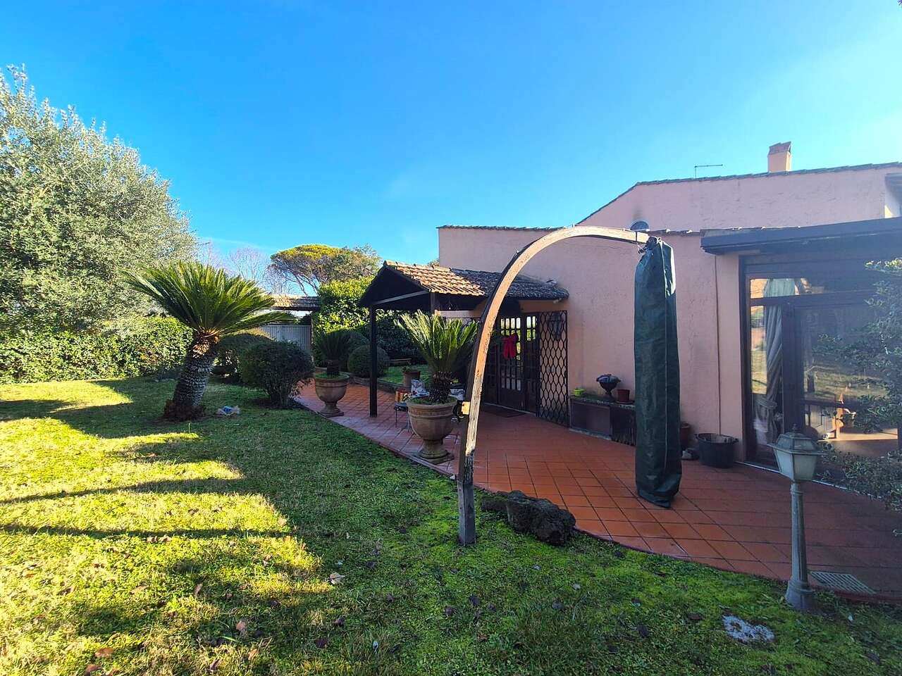 Villa con giardino in via tiberina 4, Capena