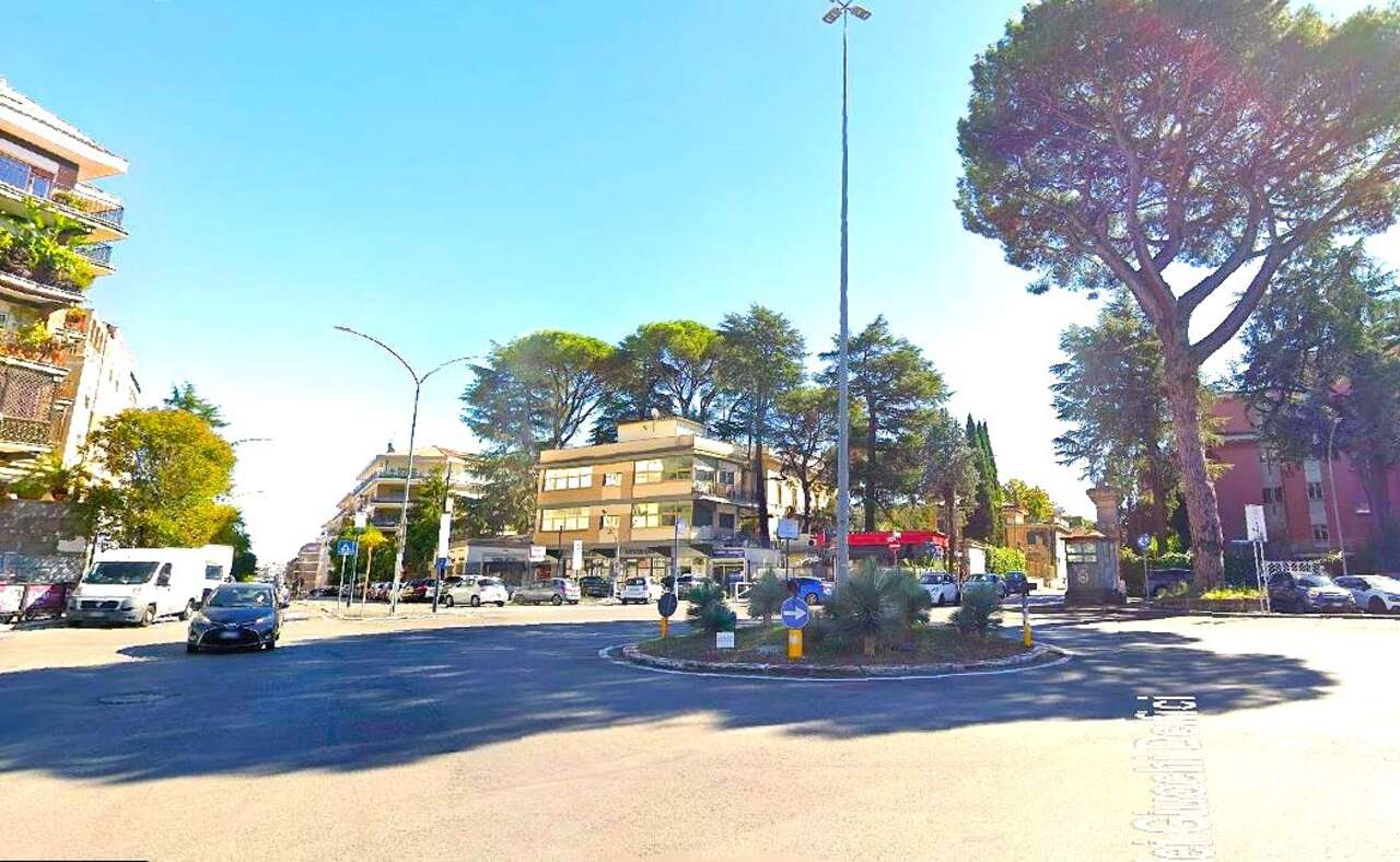 Quadrilocale con box in via girolamo belloni, Roma