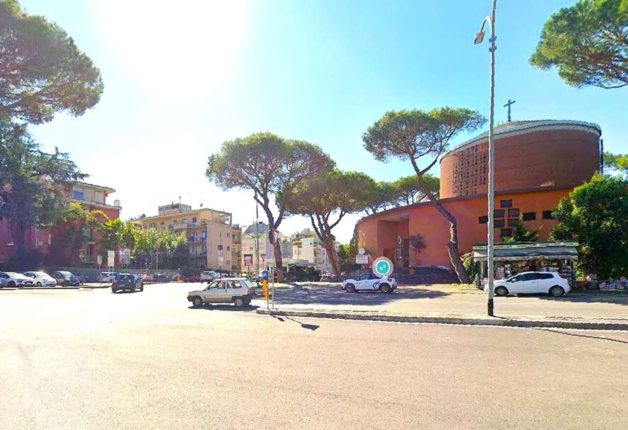 Quadrilocale con box in via girolamo belloni, Roma