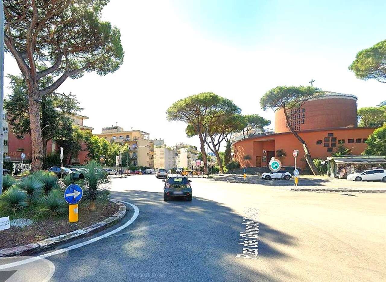 Quadrilocale con box in via girolamo belloni, Roma