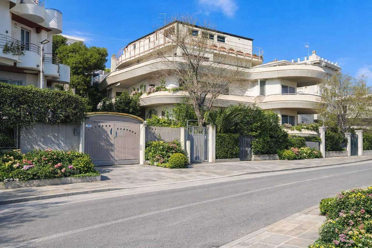 Stabile/Palazzo con giardino in viale della riviera, Pescara