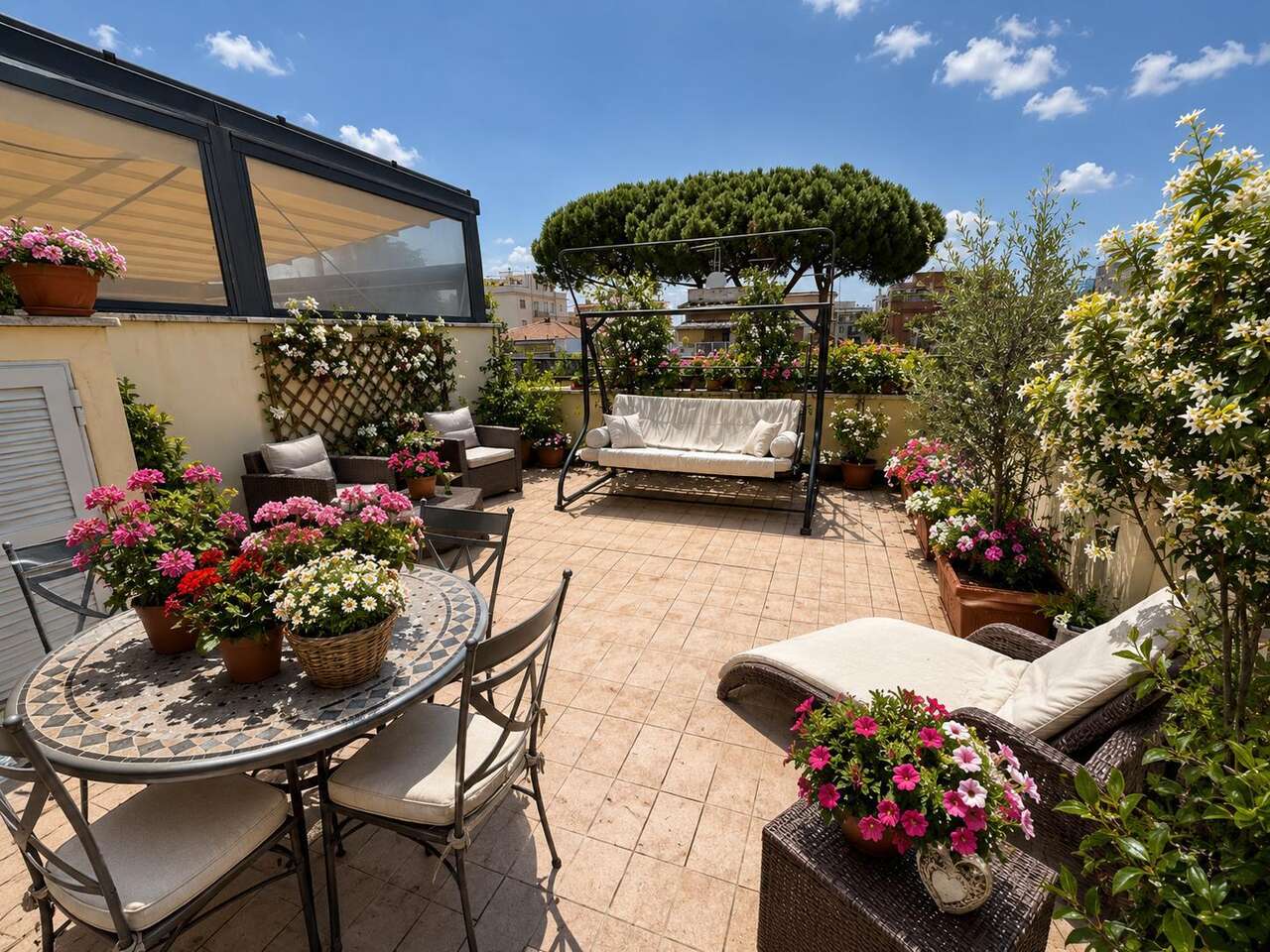 Trilocale con terrazzo in via pio vii, Roma